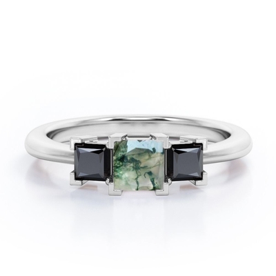 Minimalist Square V-Prong - 0.45 TCW Princess Cut Moss Green Agate with Lab Created Black Diamond - ثلاثة أحجار Engageme