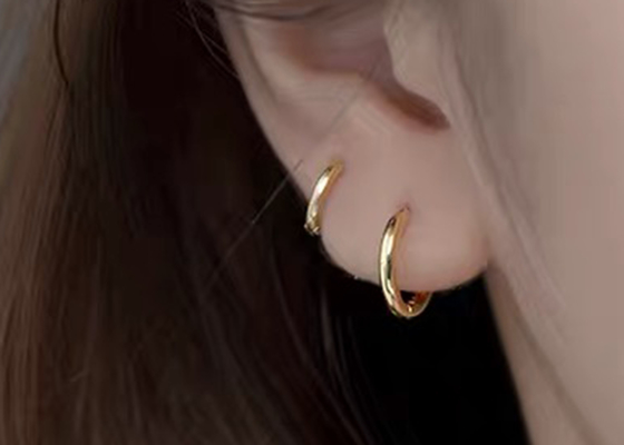 مثير اللولب 14 كيلو الذهب هوب أقراط ODM للنساء 1.2mm × 10mm البعد