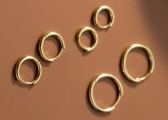 مثير اللولب 14 كيلو الذهب هوب أقراط ODM للنساء 1.2mm × 10mm البعد