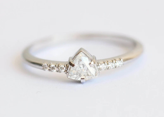 Fashion Real Diamond Jewellery Ring مع 4 × 4mm Triangle Stone ODM
