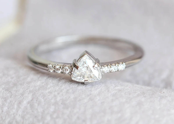 Fashion Real Diamond Jewellery Ring مع 4 × 4mm Triangle Stone ODM