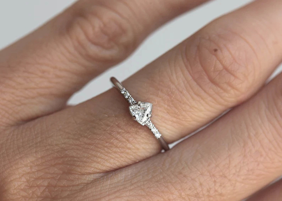 Fashion Real Diamond Jewellery Ring مع 4 × 4mm Triangle Stone ODM