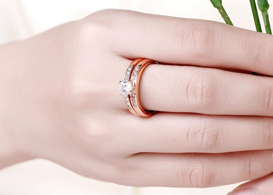 مجموعة خاتم الخطوبة والزواج من الذهب الوردي OEM بحجر 0.44CT 5mm